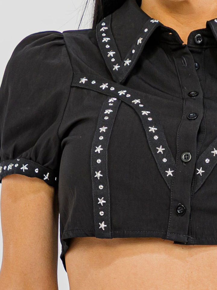 WOMEN'S SHORT SLEEVE BUTTON UP STUDS DETAILED CROP TOP