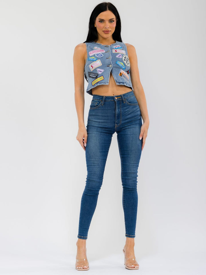 WOMEN'S SLEEVELESS BUTTON UP PATCHED DENIM VEST CROP TOP