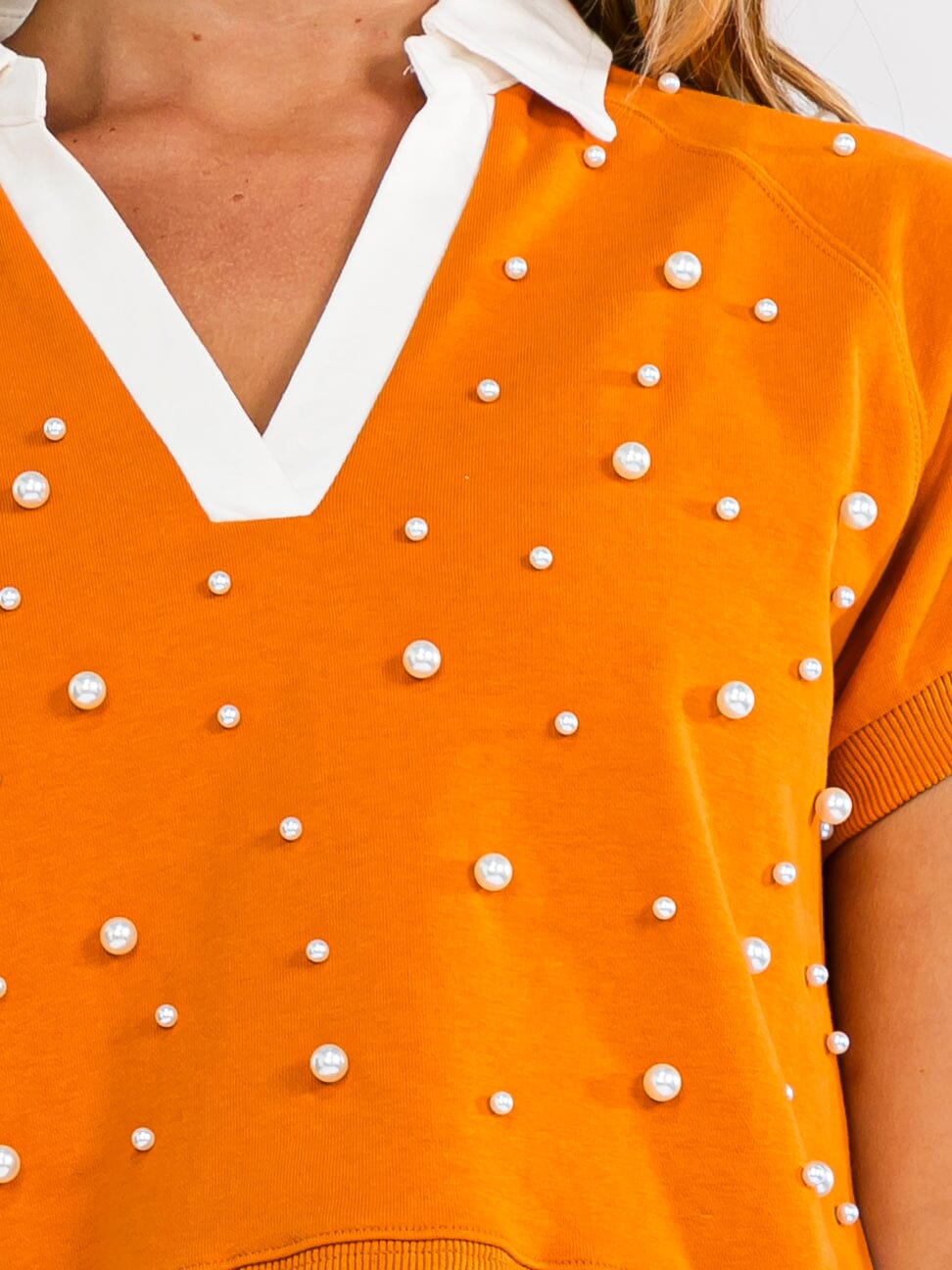 WOMEN'S SHORT SLEEVE V-NECK PEARL DETAILED TOP