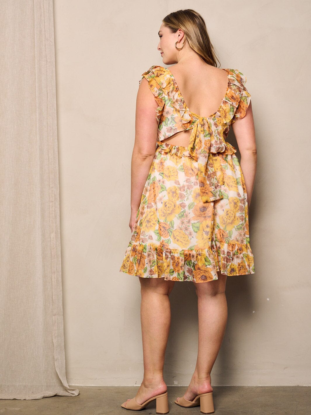 PLUS SIZE RUFFLE SLEEVELESS OPEN BACK FLORAL MINI DRESS