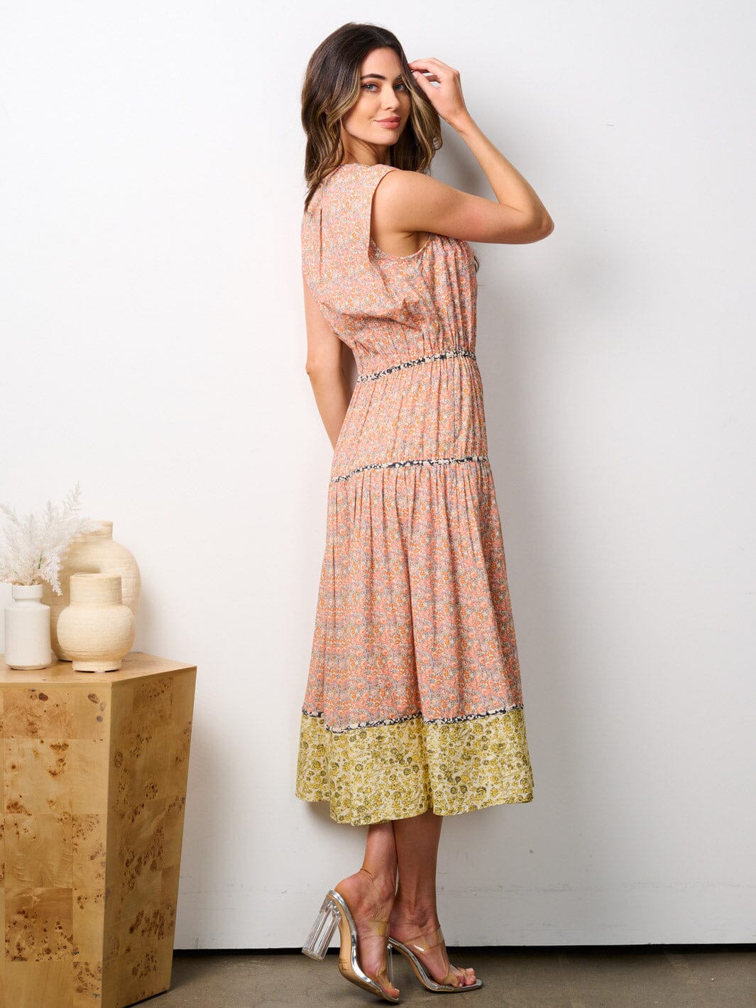 WOMEN'S SLEEVELESS V-NECK ELASTIC WAIST TIERED FLORAL MIDI DRESS