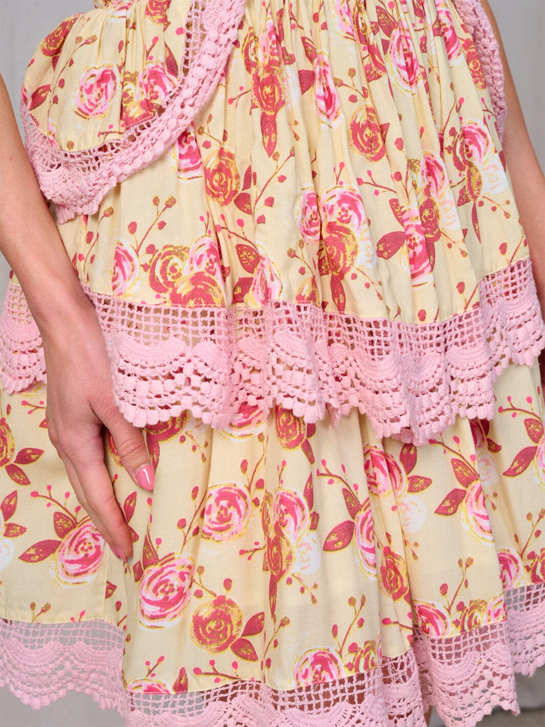 WOMEN'S SLEEVELESS HALTER NECK TRIM DETAILED FLORAL MINI DRESS