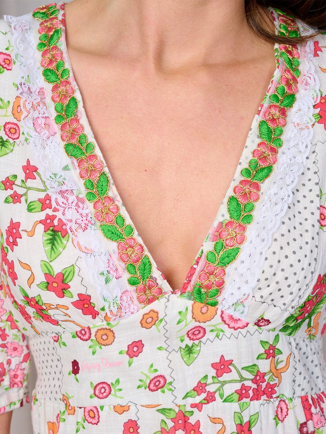 WOMEN'S SHORT SLEEVE V-NECK TRIM DETAILED FLORAL EMBROIDERY MINI DRESS