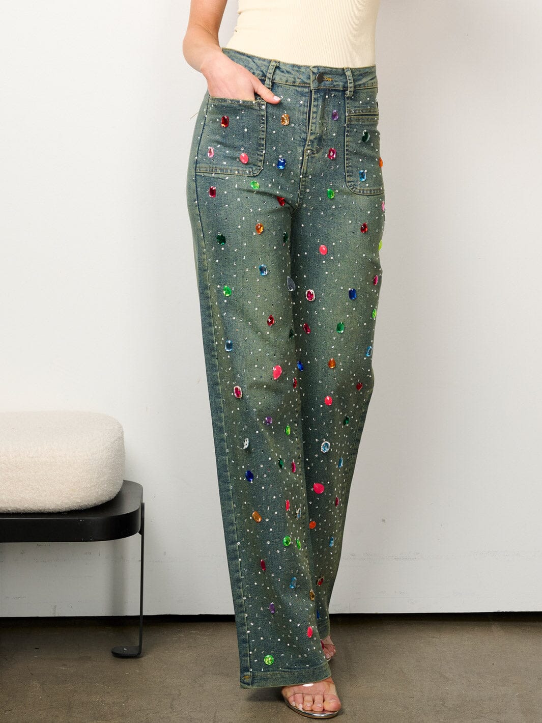 WOMEN'S BUTTON CLOSURE MULTI COLOR STUDS DETAILED DENIM PANTS