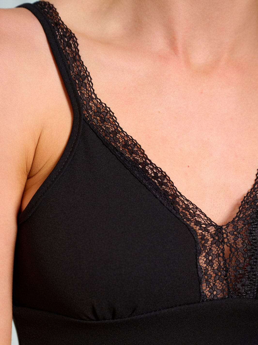 WOMEN'S SLEEVELESS V-NECK LACE TRIM TANK TOP