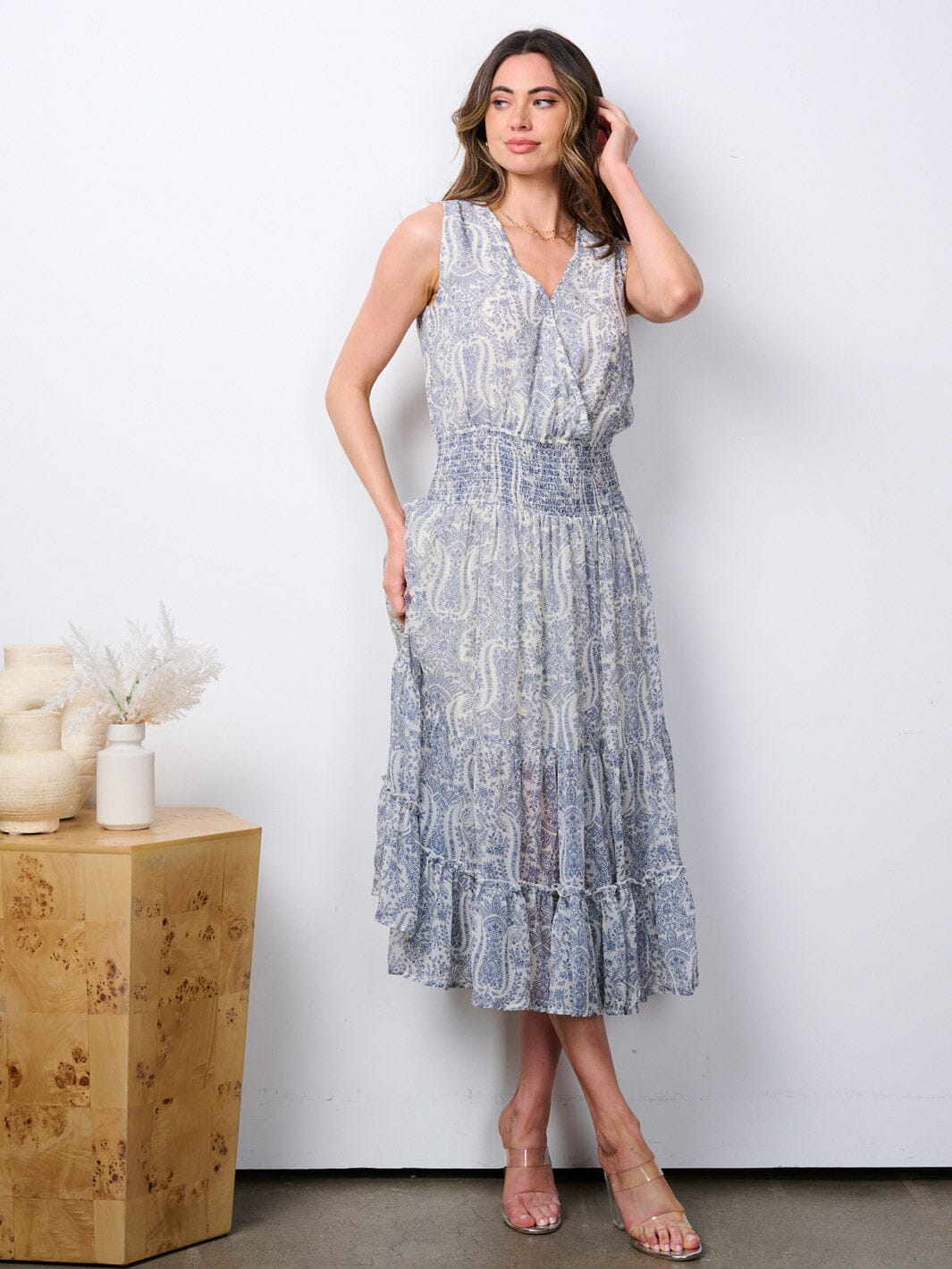 WOMEN'S SLEEVELESS SURPLICE SMOCK WAIST TIERED PRINTED MIDI DRESS