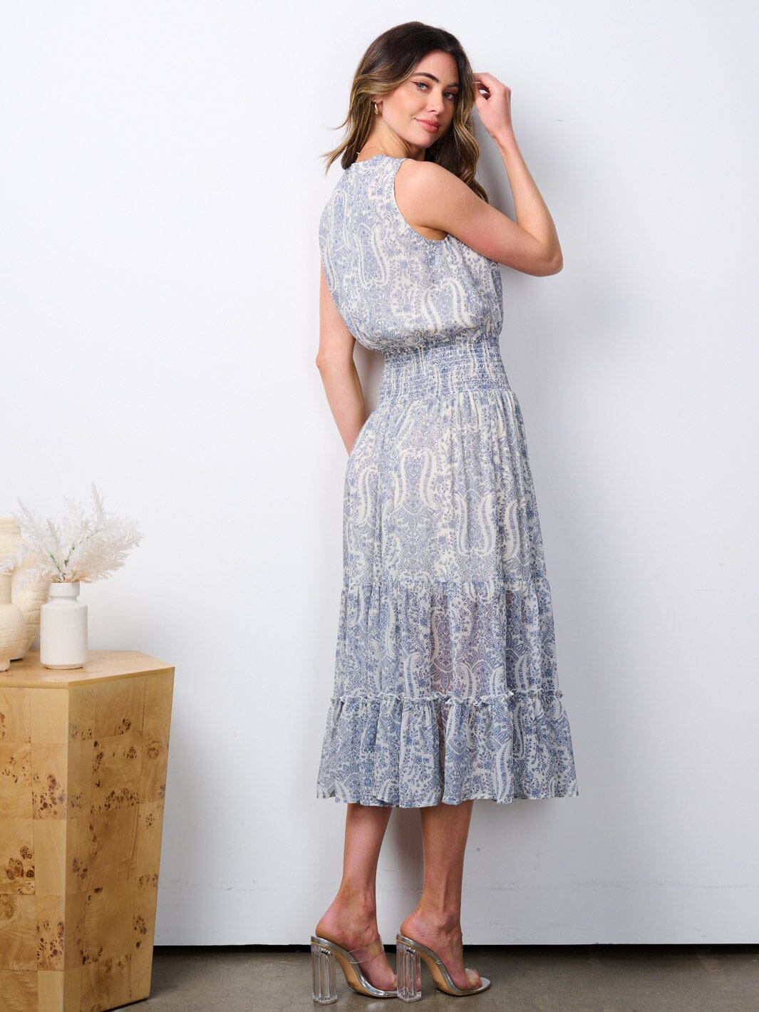 WOMEN'S SLEEVELESS SURPLICE SMOCK WAIST TIERED PRINTED MIDI DRESS