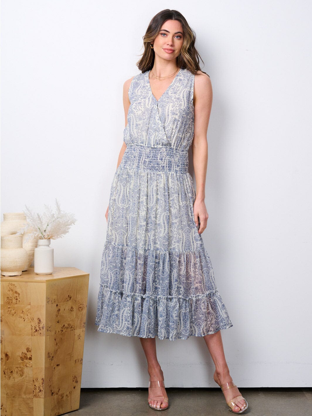 WOMEN'S SLEEVELESS SURPLICE SMOCK WAIST TIERED PRINTED MIDI DRESS