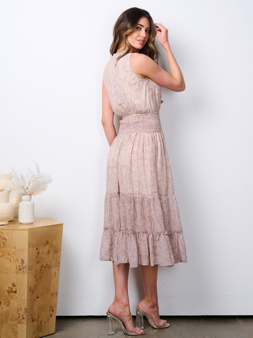 WOMEN'S SLEEVELESS SURPLICE SMOCK WAIST TIERED PRINTED MIDI DRESS