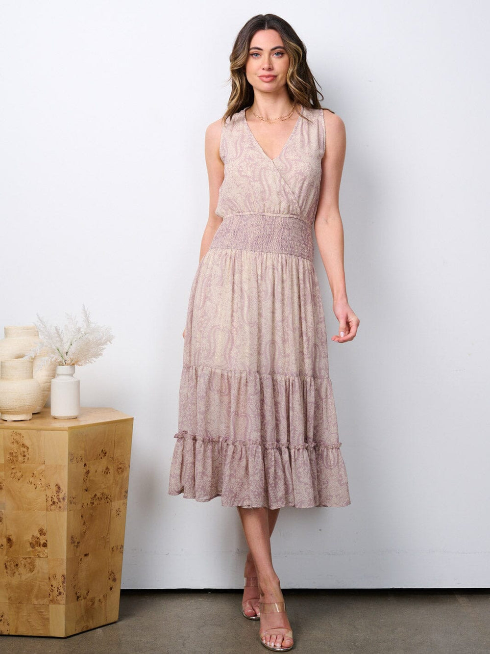 WOMEN'S SLEEVELESS SURPLICE SMOCK WAIST TIERED PRINTED MIDI DRESS