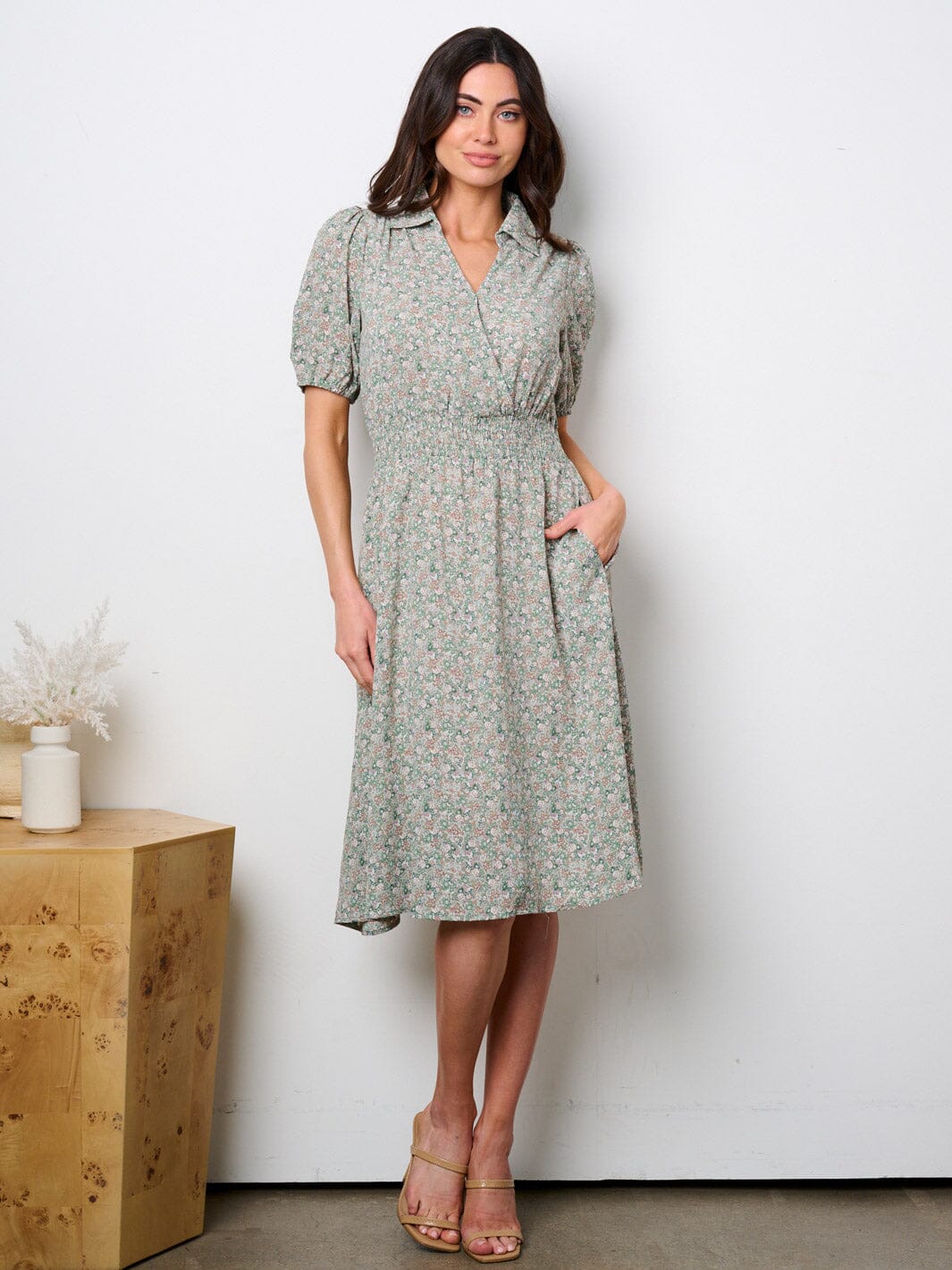 WOMEN'S SHORT SLEEVE POCKETS SURPLICE SMOCK FLORAL MIDI DRESS