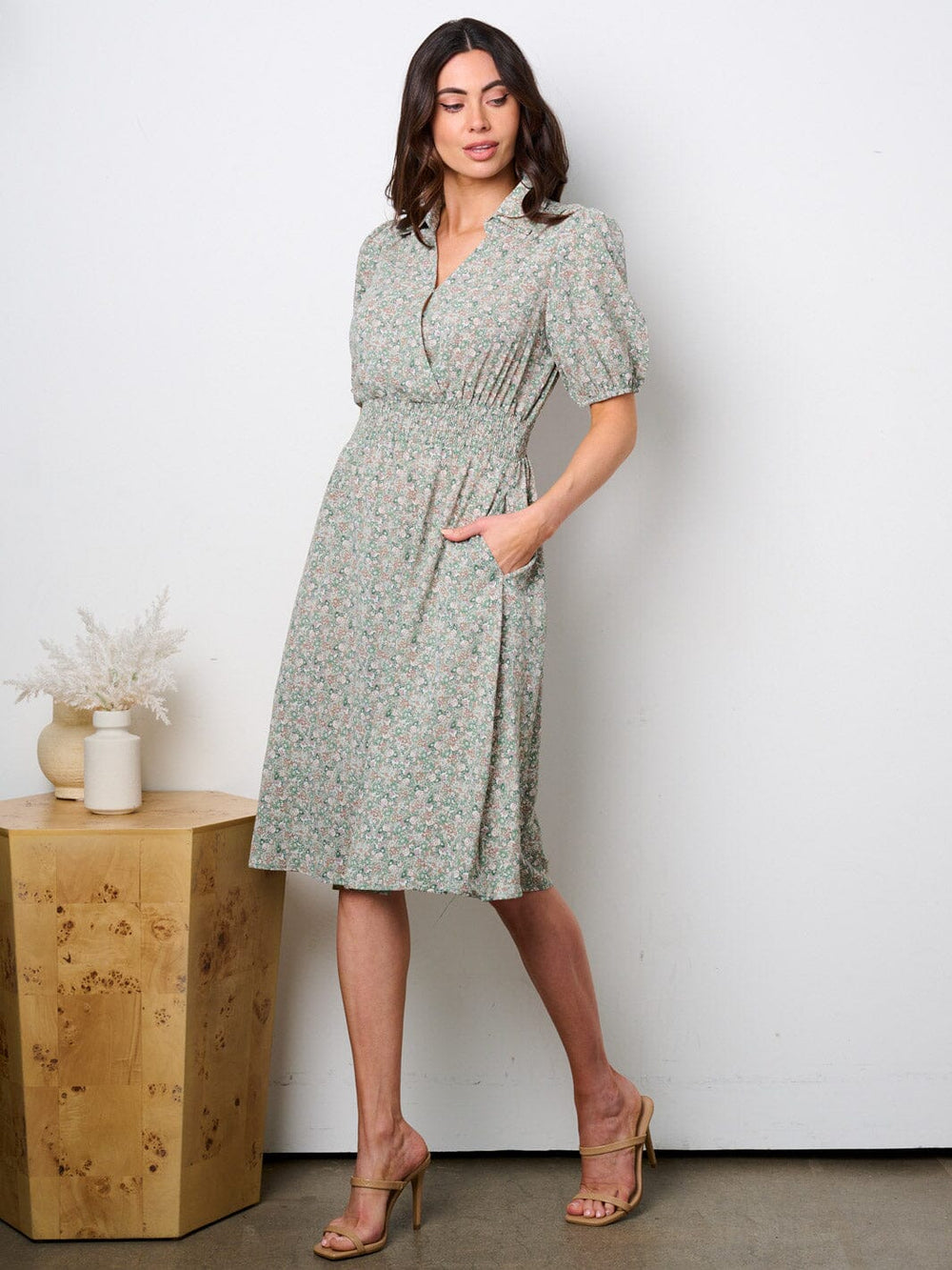 WOMEN'S SHORT SLEEVE POCKETS SURPLICE SMOCK FLORAL MIDI DRESS