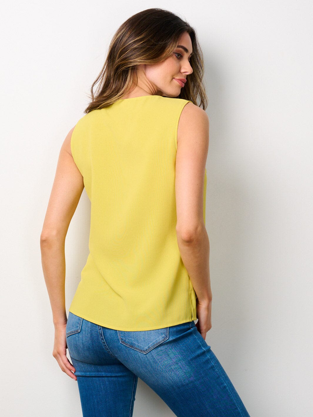 WOMEN'S SLEEVELESS V-NECK FRONT DETAILED TANK TOP