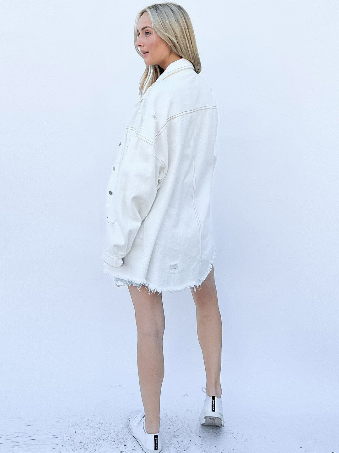 WOMEN'S LONG SLEEVE BUTTON CLOSURE FRONT POCKETS DISTRESS DENIM SHACKET