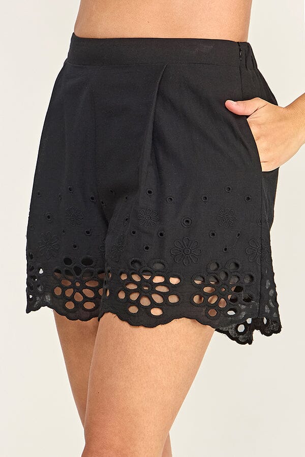 WOMEN'S ELASTIC WAIST FRONT POCKETS EYELET FLORAL MINI SHORTS