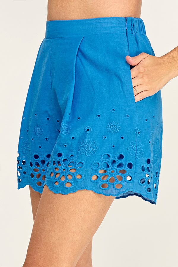 WOMEN'S ELASTIC WAIST FRONT POCKETS EYELET FLORAL MINI SHORTS