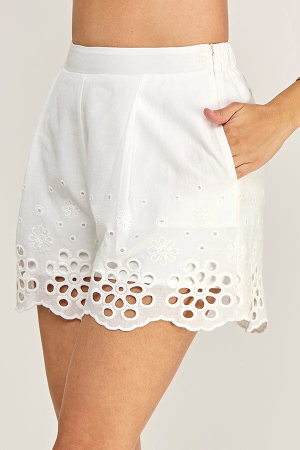 WOMEN'S ELASTIC WAIST FRONT POCKETS EYELET FLORAL MINI SHORTS