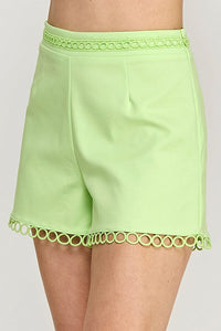 WOMEN'S ZIPPER CLOSURE TRIM DETAILED MINI SHORTS