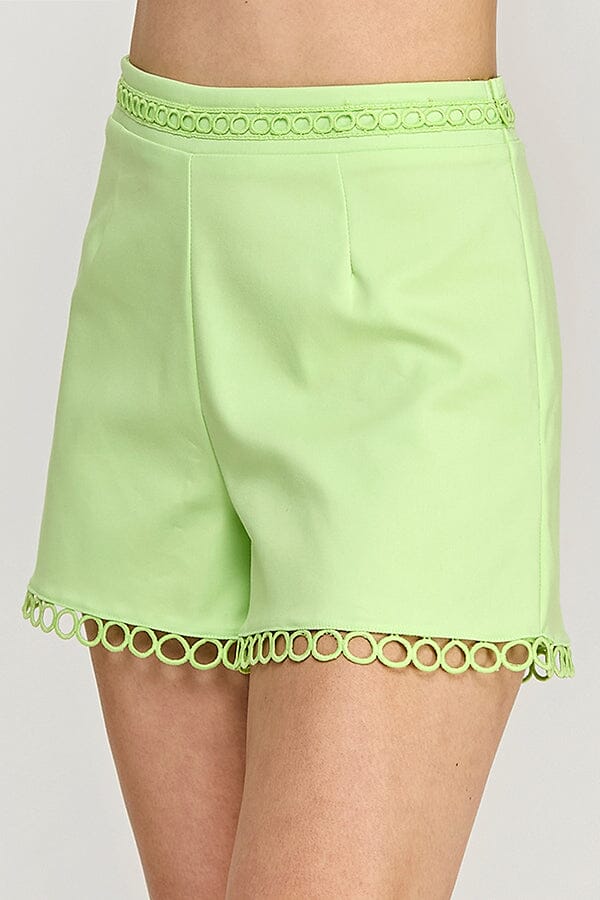WOMEN'S ZIPPER CLOSURE TRIM DETAILED MINI SHORTS