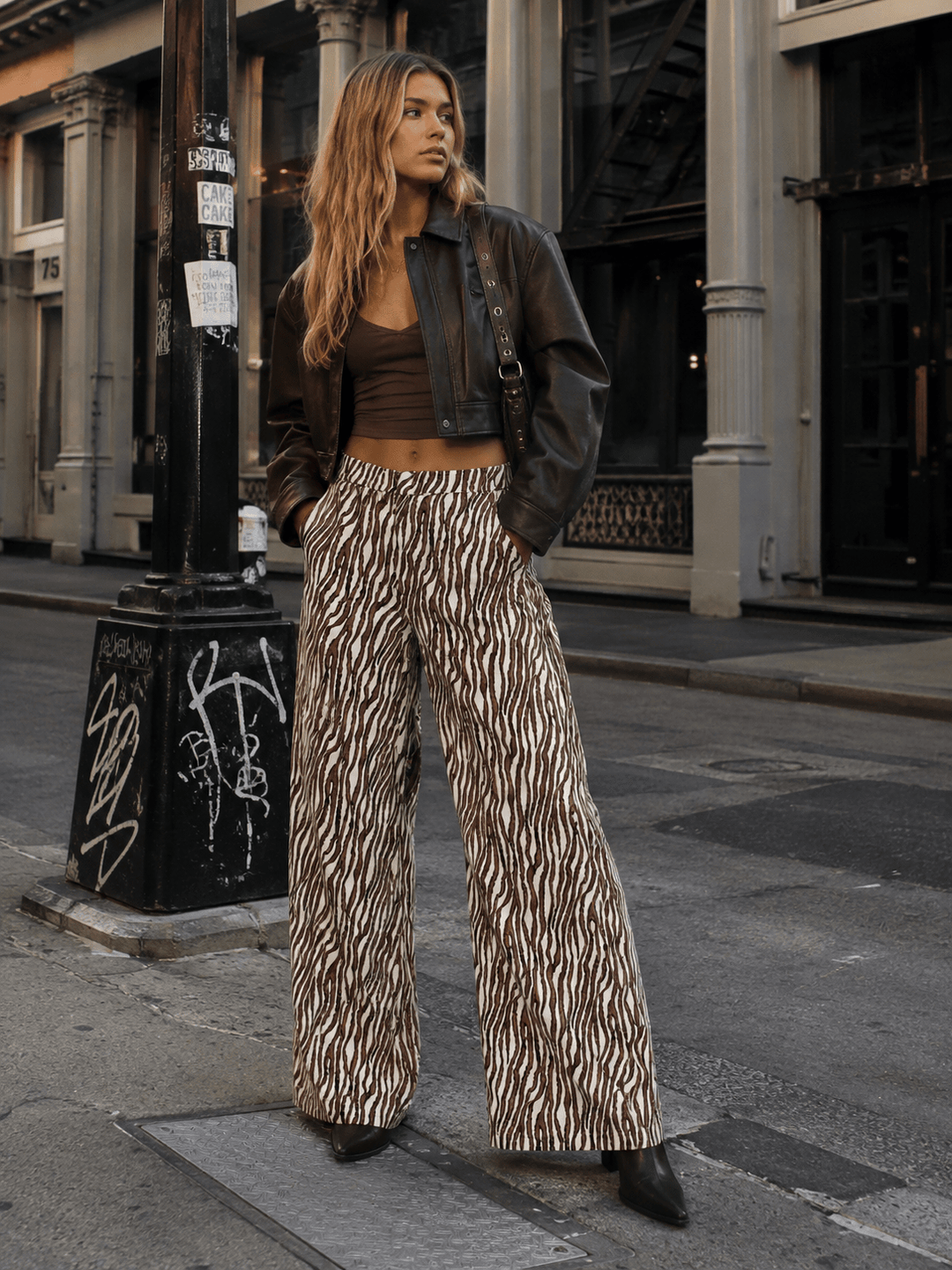 WOMEN'S BUTTON CLOSURE ELASTIC WAIST FRONT POCKETS PRINT WIDE LEG PANTS