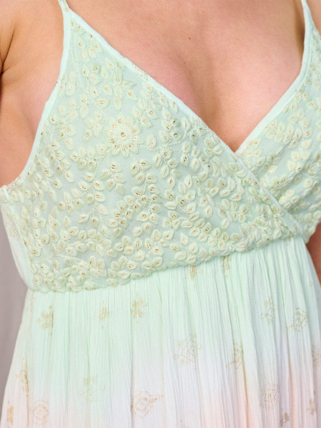 WOMEN'S SLEEVELESS SURPLICE EMBROIDERY TIE DYE MINI DRESS