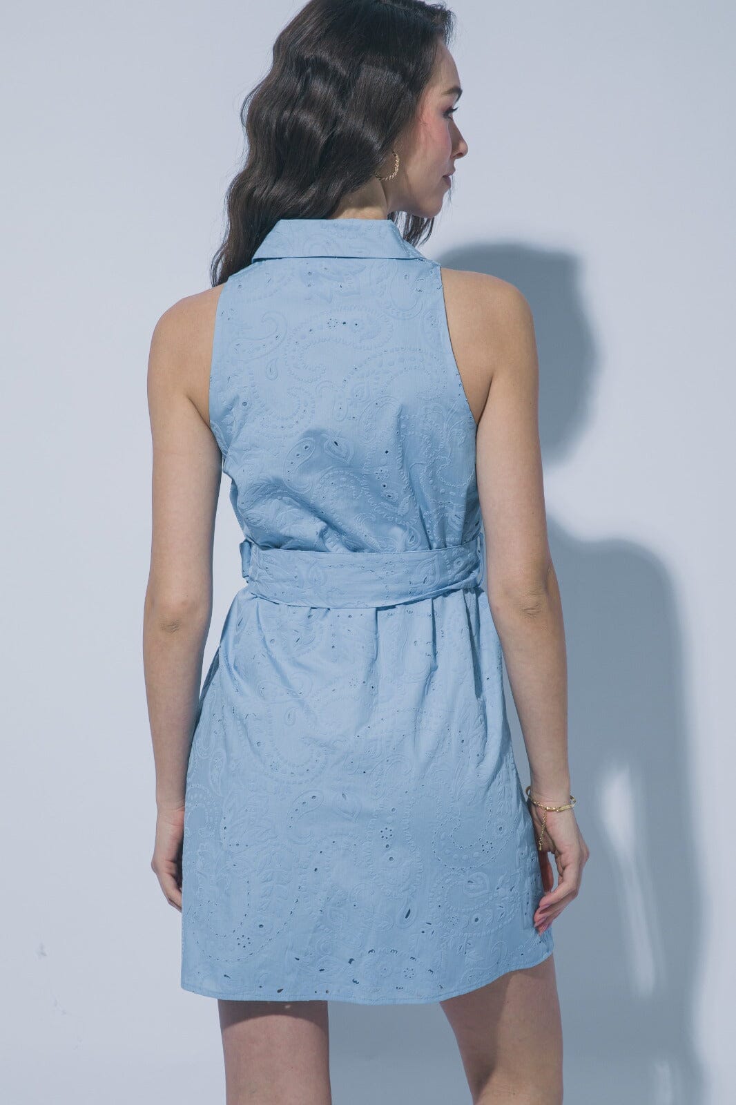 WOMEN'S SLEEVELESS BUTTON UP BELTED EYELET MINI DRESS