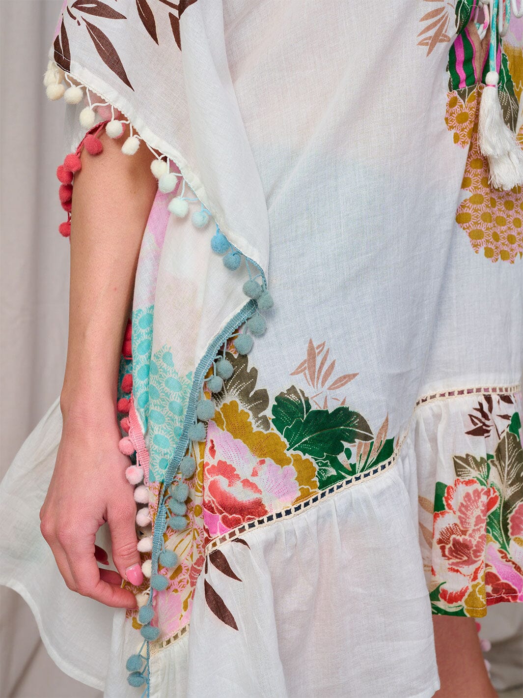 WOMEN'S SHORT SLEEVE V-NECK TRIM TUNIC FLORAL TOP