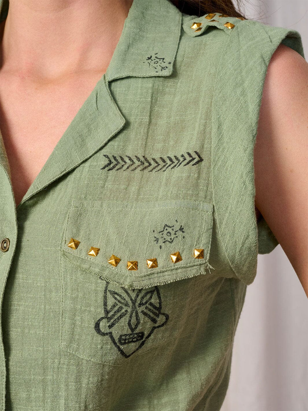 WOMEN'S SLEEVELESS BUTTON UP FRONT POCKET TOP