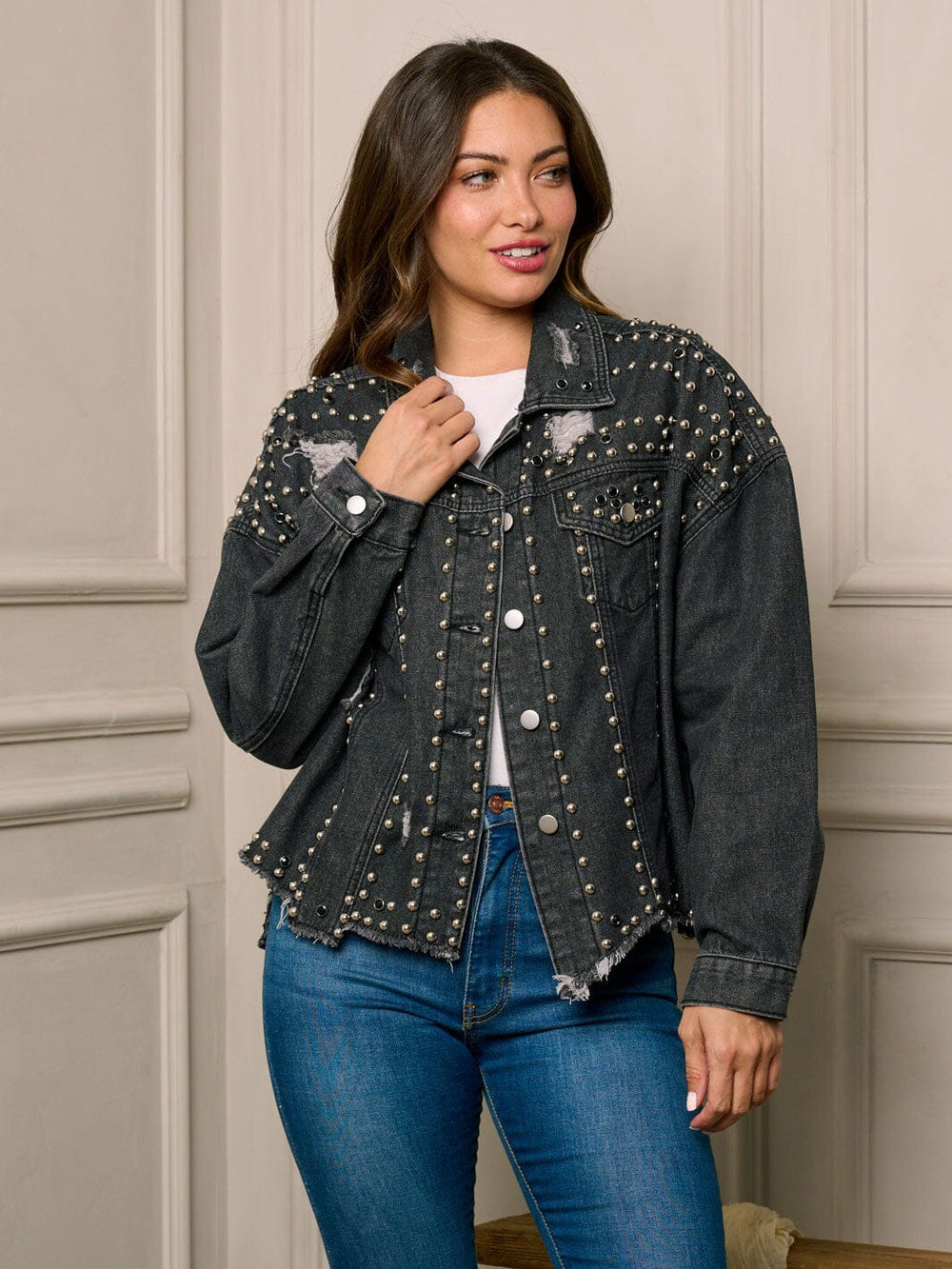WOMEN'S LONG SLEEVE BUTTON UP PEARL DISTRESS DETAILED DENIM JACKET
