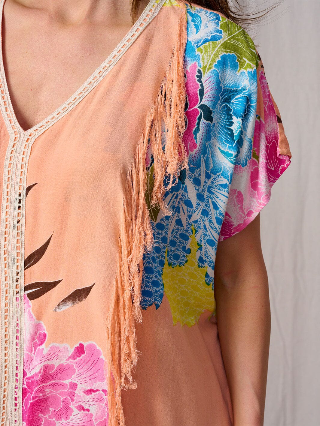 WOMEN'S SHORT SLEEVE V-NECK TRIM TUNIC FLORAL TOP