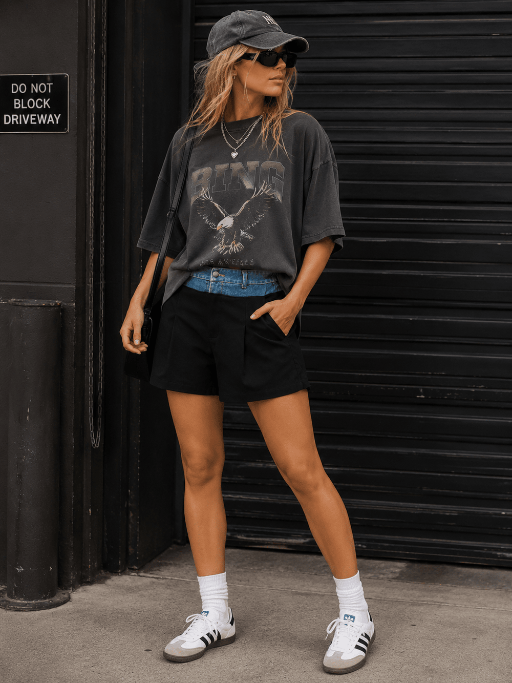 WOMEN'S BUTTON CLOSURE ELASTIC WAIST FRONT POCKETS CONTRAST MINI SHORTS