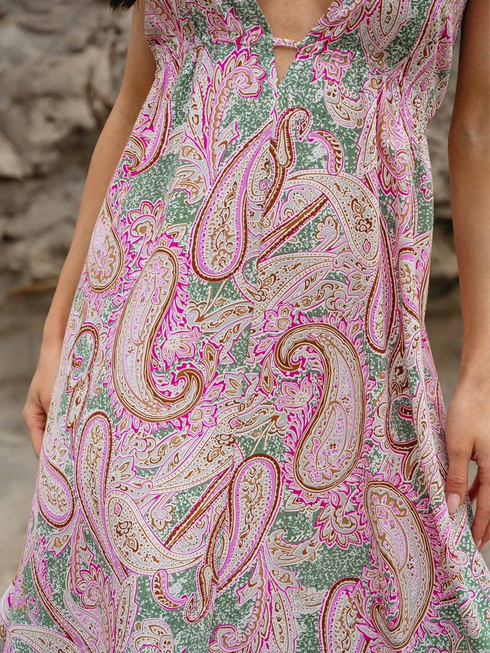 WOMEN'S SLEEVELESS V-NECK PAISLEY PRINT MIDI DRESS