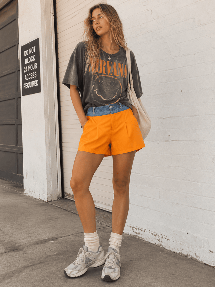 WOMEN'S BUTTON CLOSURE ELASTIC WAIST FRONT POCKETS CONTRAST MINI SHORTS