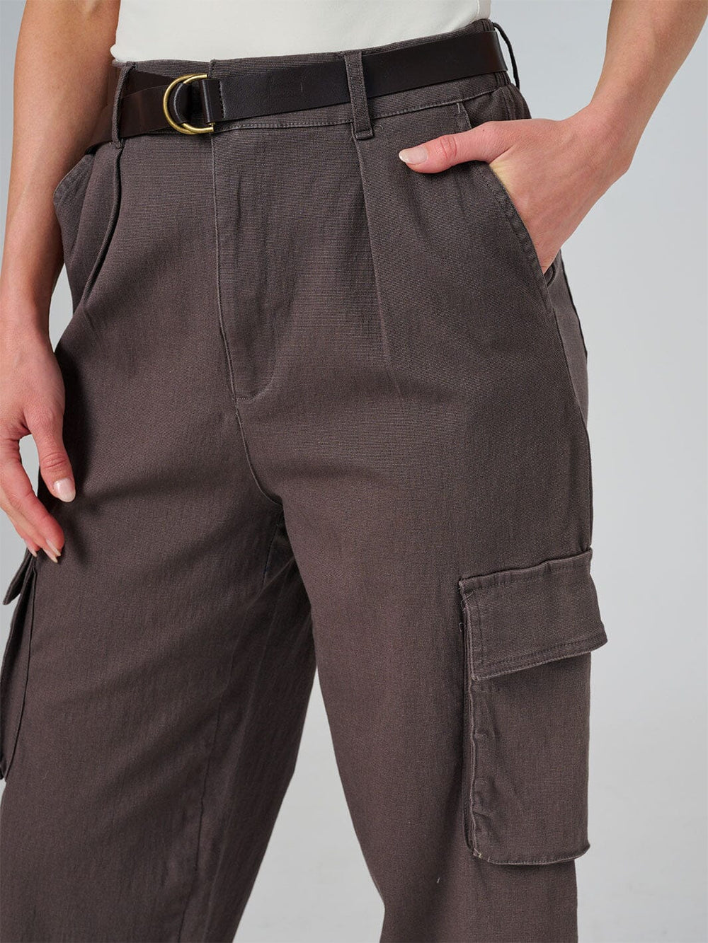 WOMEN'S BUTTON CLOSURE POCKETS BELTED WIDE LEG DENIM PANTS