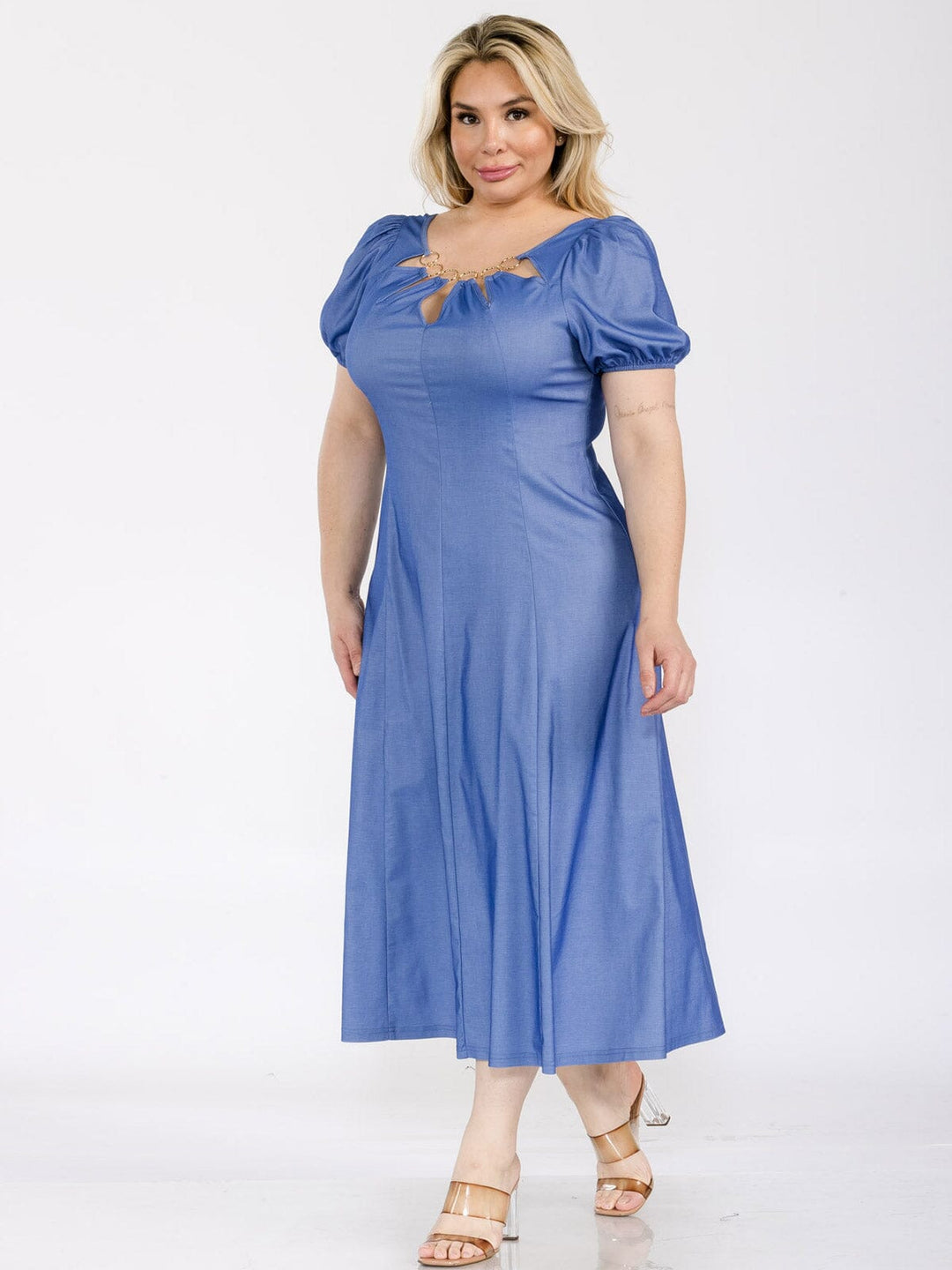 PLUS SIZE SHORT SLEEVE NECK DETAILED FIT & FLARE CHAMBRAY MIDI DRESS