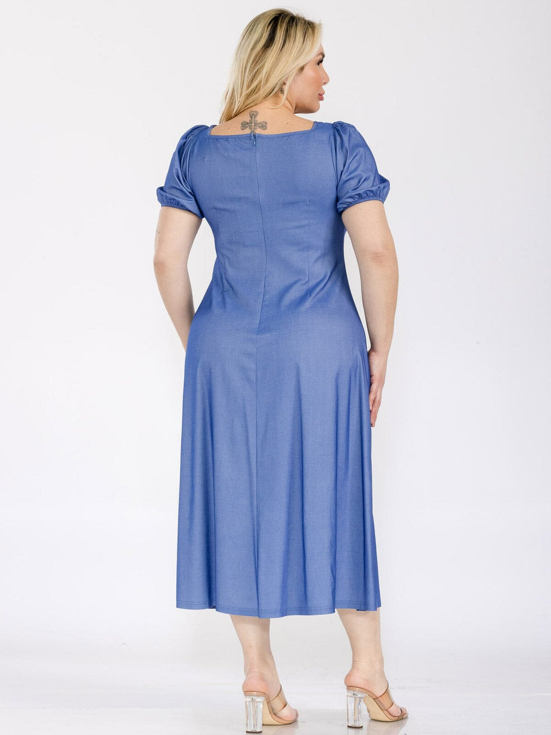 PLUS SIZE SHORT SLEEVE NECK DETAILED FIT & FLARE CHAMBRAY MIDI DRESS