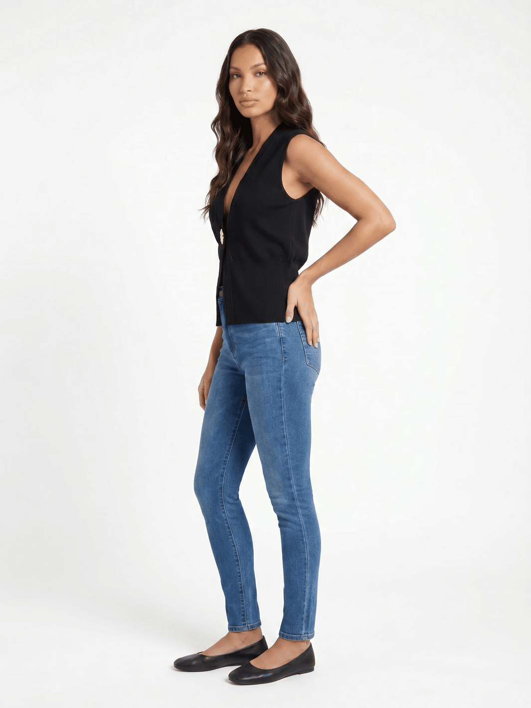 WOMEN'S SLEEVELESS V-NECK BUTTON CLOSURE RIBBED TOP