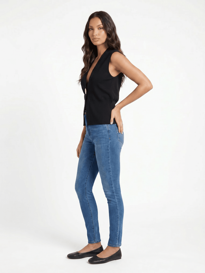 WOMEN'S SLEEVELESS V-NECK BUTTON CLOSURE RIBBED TOP