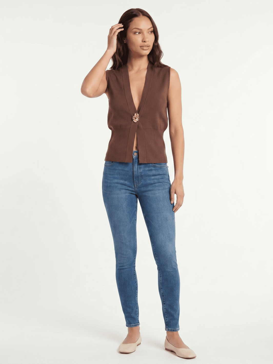 WOMEN'S SLEEVELESS V-NECK BUTTON CLOSURE RIBBED TOP