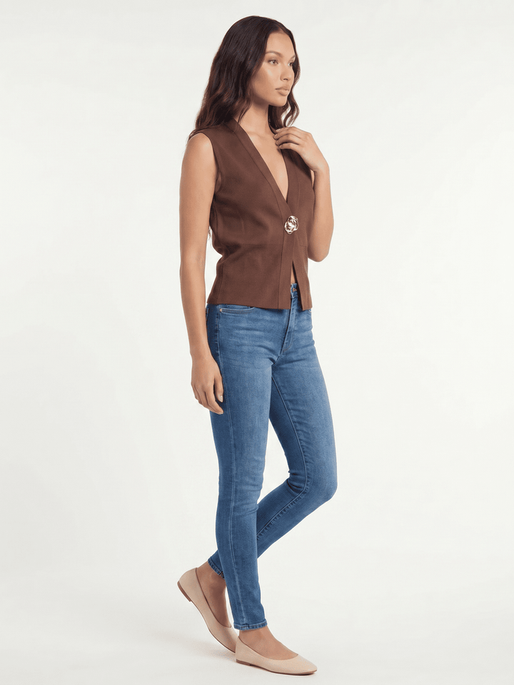 WOMEN'S SLEEVELESS V-NECK BUTTON CLOSURE RIBBED TOP