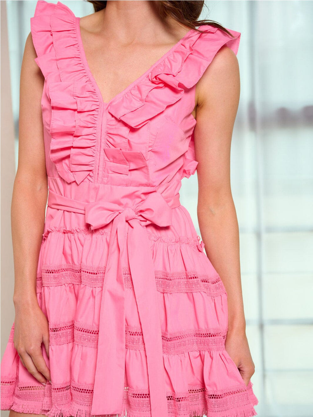 WOMEN'S SLEEVELESS V-NECK RUFFLE SELF TIE MINI DRESS