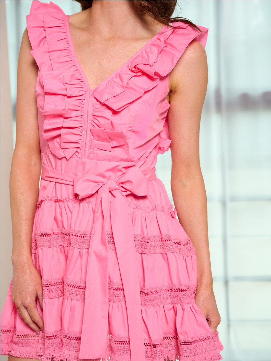 WOMEN'S SLEEVELESS V-NECK RUFFLE SELF TIE MINI DRESS