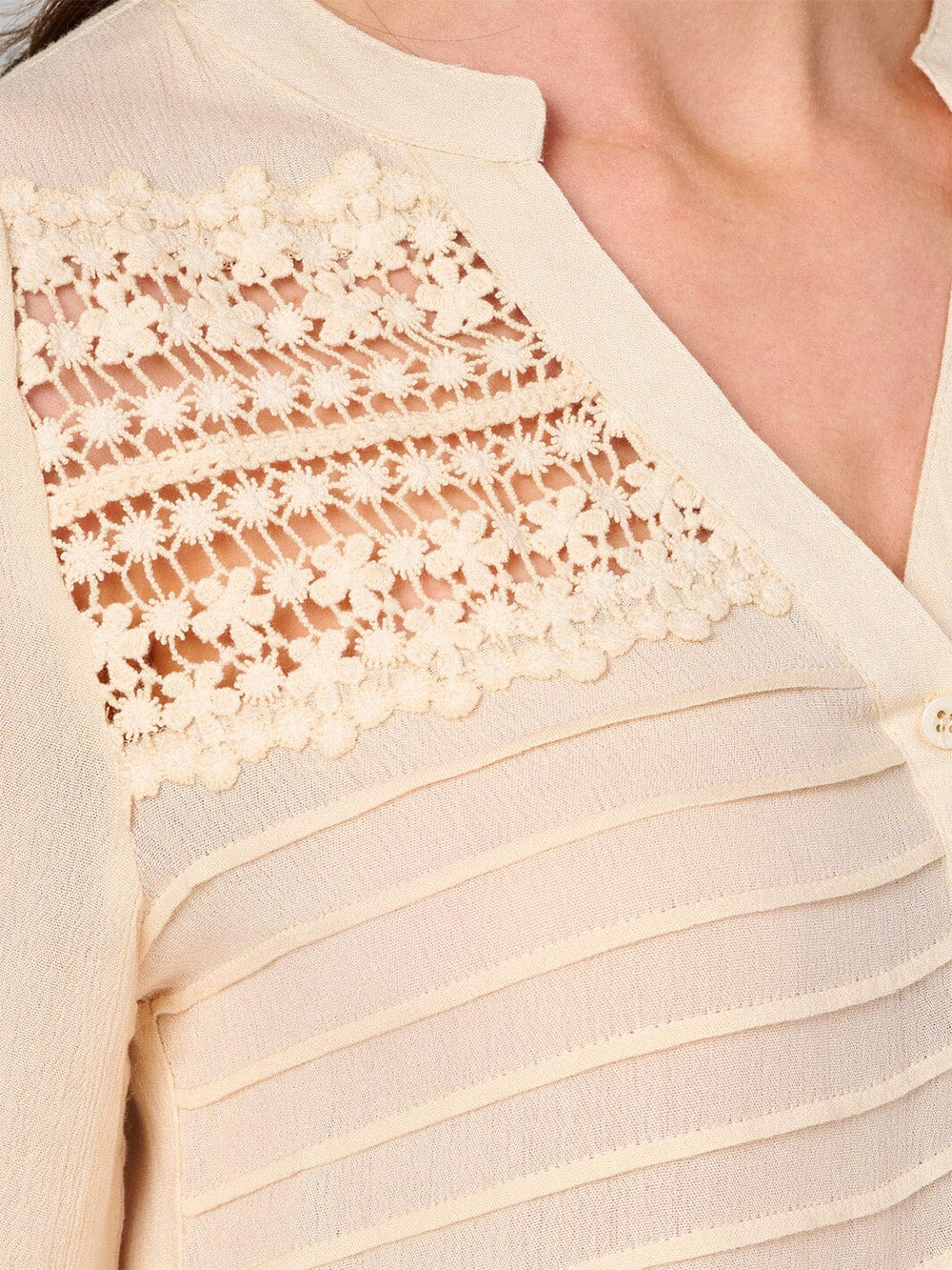 WOMEN'S 3/4 SLEEVE BUTTON UP CROCHET DETAILED BLOUSE