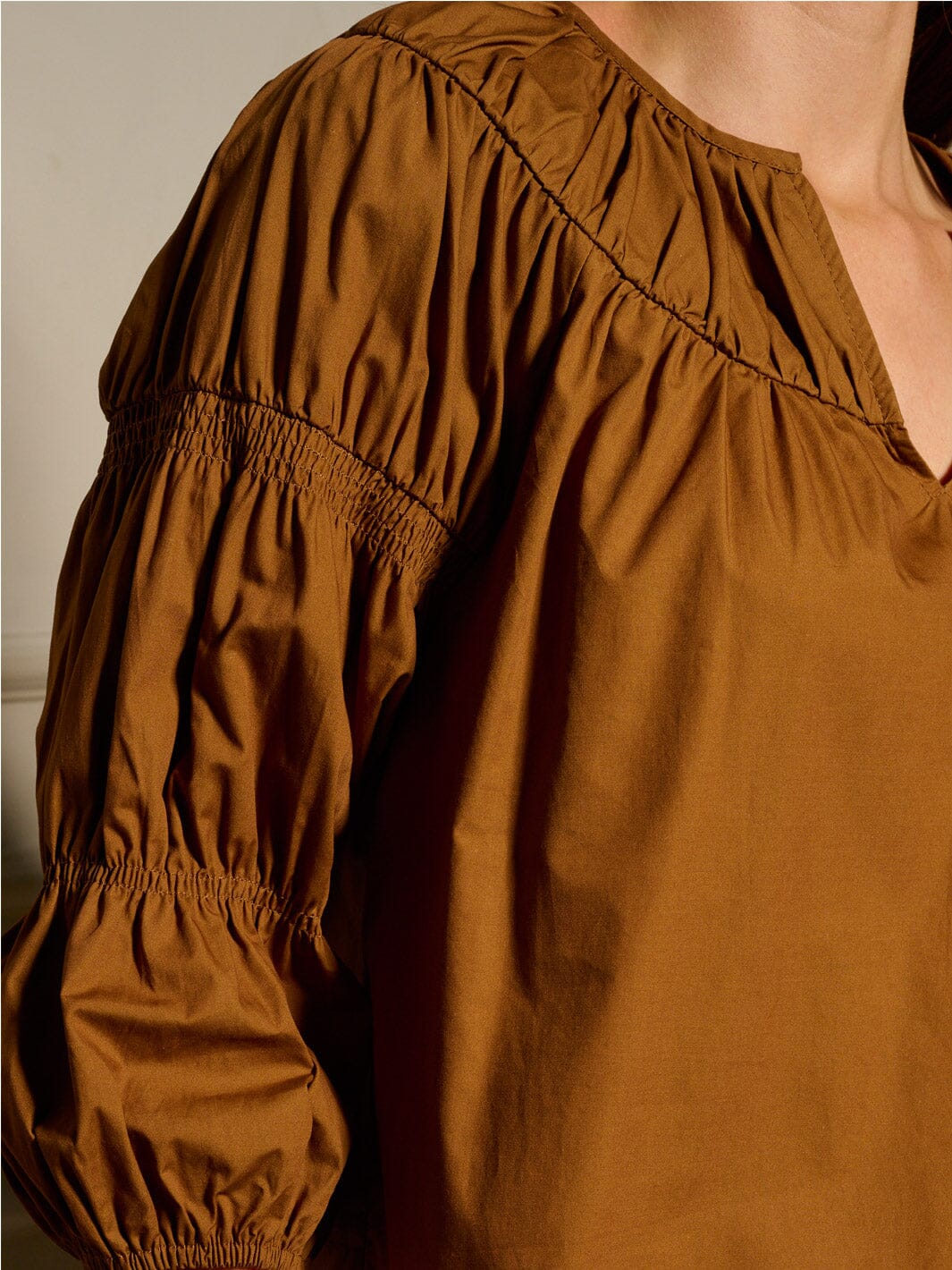 WOMEN'S 3/4 SLEEVES V-NECK RUCHED DETAILED BLOUSE TOP