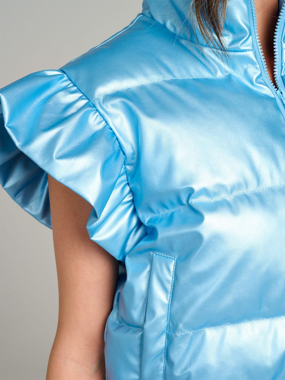 WOMEN'S SHORT RUFFLE SLEEVES ZIPPER CLOSURE FRONT POCKETS PUFFER VEST