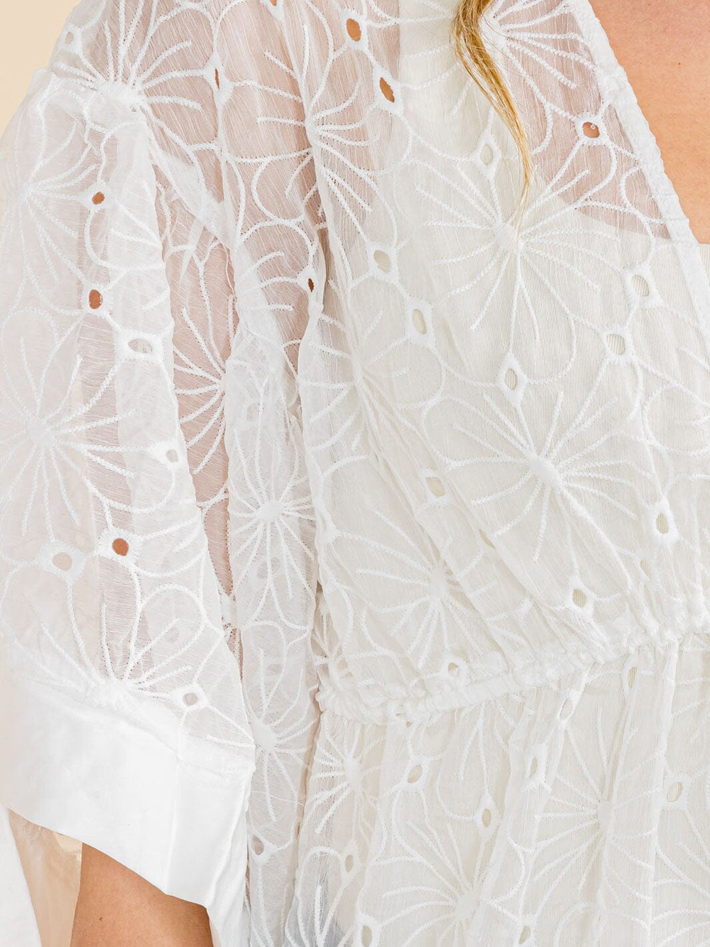 WOMEN'S SHORT SLEEVE FLORAL EYELET SELF TIE KIMONO