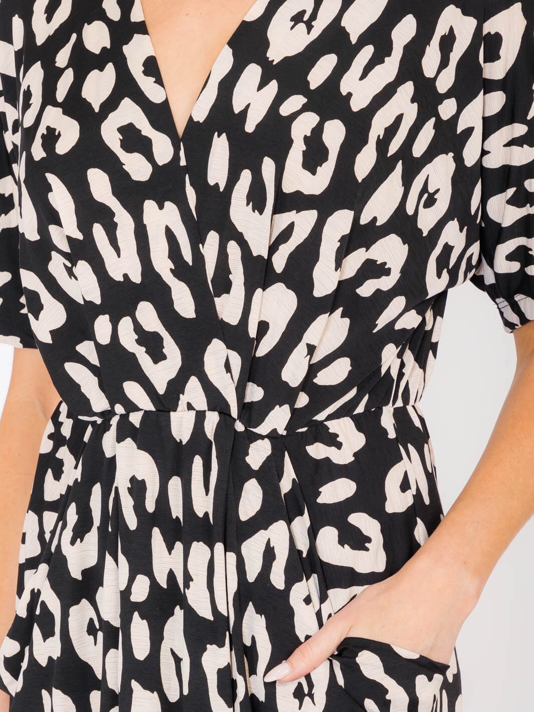 WOMEN'S SHORT SLEEVES FRONT POCKETS SURPLICE ANIMAL PRINT MIDI DRESS