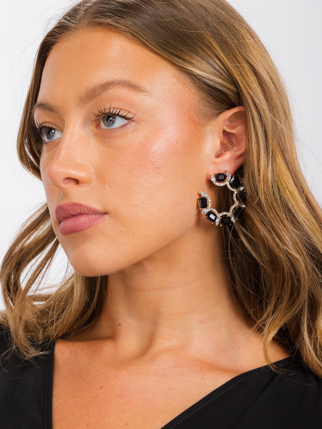 WOMEN'S GOLD & BLACK STONES HOOPS EARRINGS