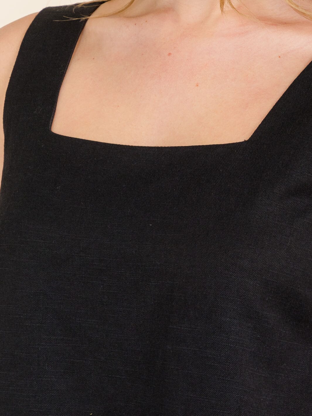 WOMEN'S SLEEVELESS SQUARE NECK CROP TANK TOP