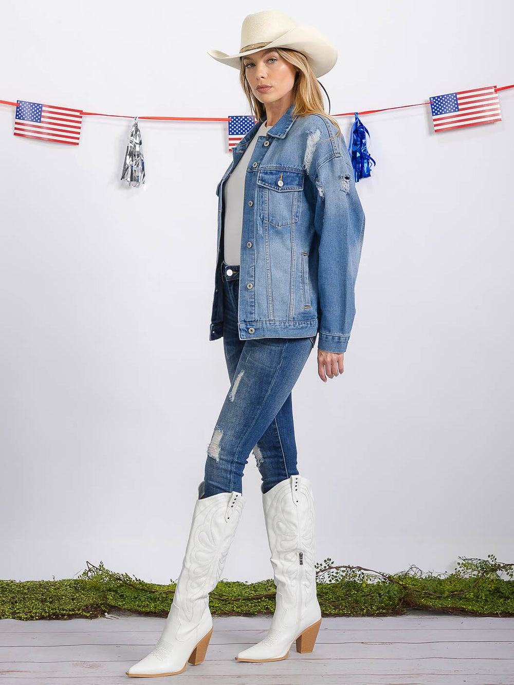 WOMEN'S LONG SLEEVE BUTTON CLOSURE FRONT POCKETS DISTRESS DENIM JACKET